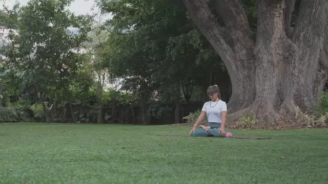 做莲花瑜伽姿势的女人视频素材插图