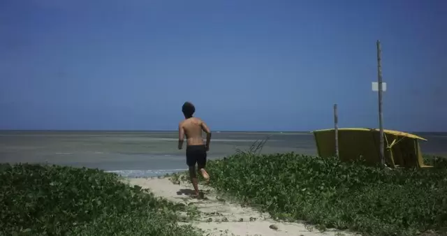 男子奔向大海视频素材插图