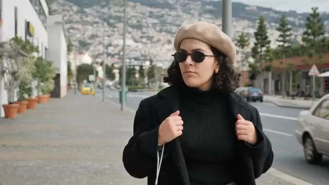 走在街上的时尚女人视频素材插图