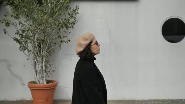 女人走过一栋白色建筑视频素材插图