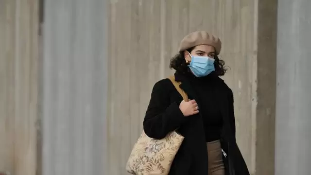 戴着口罩走在街上的女人视频素材插图