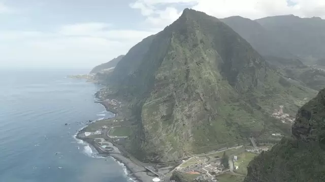 葡萄牙圣维森特山脉旁的海岸视频素材插图