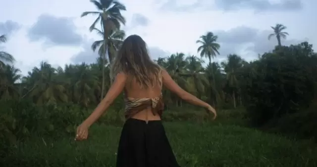 女人在丛林中旋转舞蹈视频素材插图