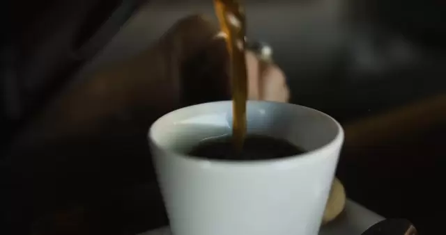 将咖啡倒入杯子视频素材插图