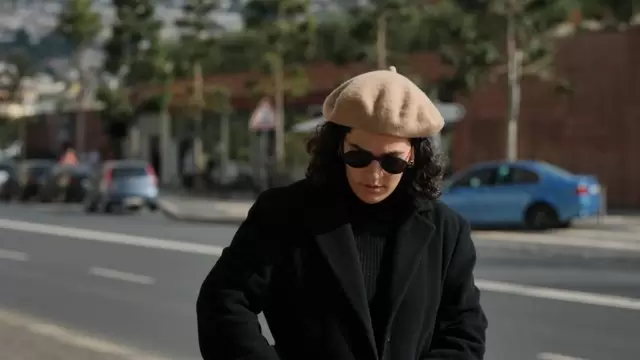 一名妇女在街上用智能手机拍摄视频视频素材插图