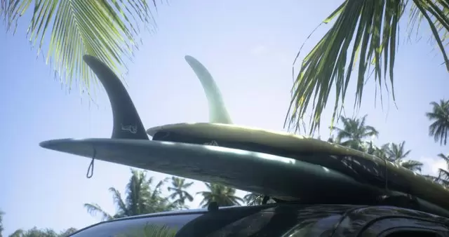 驾驶汽车车顶的冲浪板视频素材