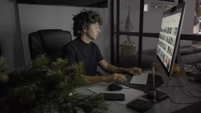 外国男人在电脑上工作的人视频素材插图