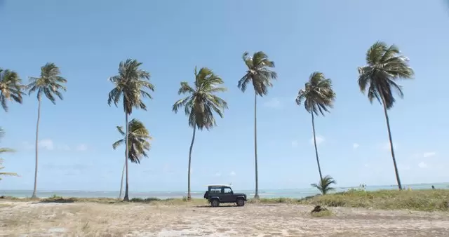 路虎停在海滩上旅行度假视频素材插图