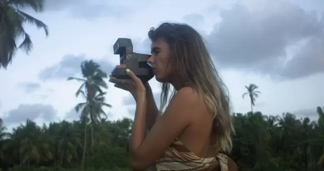 女人用宝丽来相机拍照视频素材插图