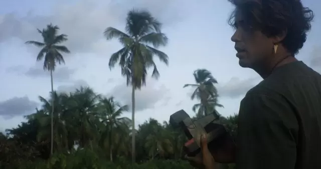 男子用老式相机拍照视频素材插图