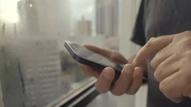 男性手在智能手机上打字视频素材插图