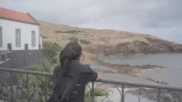 女人在海边拍摄风景视频素材插图