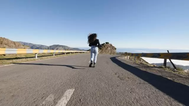 在路上奔跑的女人的女人背影视频素材插图