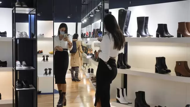 女人在镜子里看着靴子视频素材插图