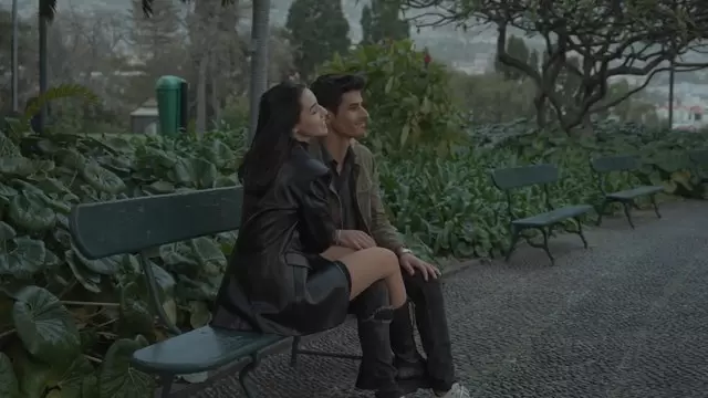 一对情侣坐在公园的长凳上视频素材插图