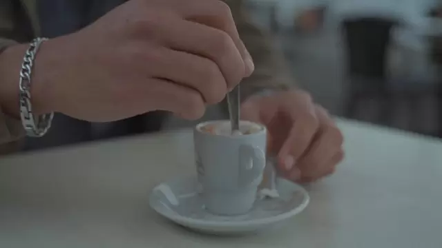 一个搅拌咖啡的人视频素材插图