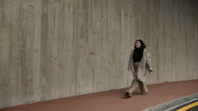 自信的女人走路正面镜头视频素材插图