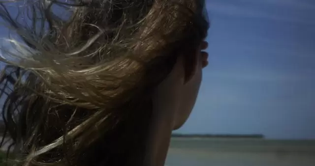 看着大海的女孩背影视频素材插图