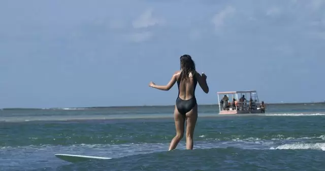 一个在海里冲浪的女人视频素材插图