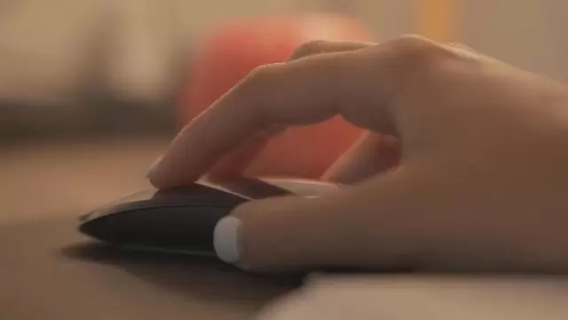 手移动电脑鼠标手部特写视频素材插图