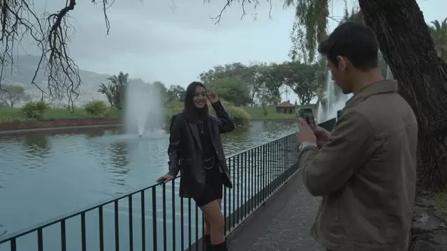 一个在公园里给女朋友拍照的家伙视频素材插图