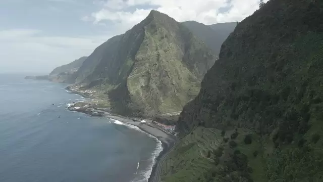 航拍葡萄牙的绿色山脉视频素材插图