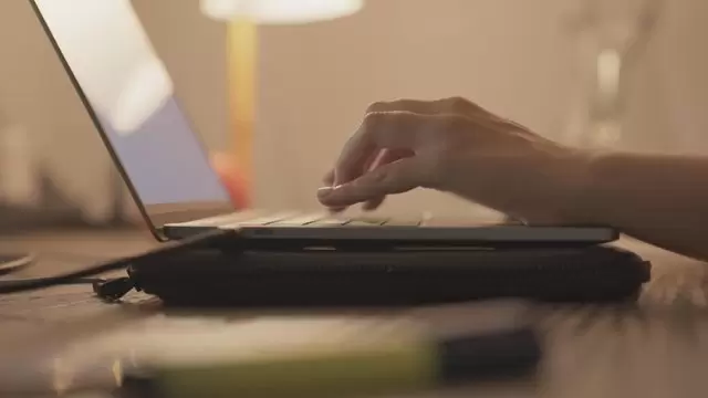 女孩在笔记本电脑上打字手部特写慢镜头视频素材插图