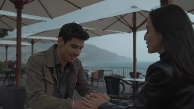 一对亲密的夫妇一起坐在咖啡馆里视频素材插图