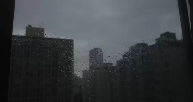 窗户上的雨滴视频素材插图