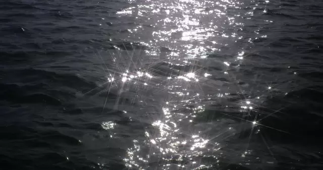 太阳在水面上反射光斑视频素材插图