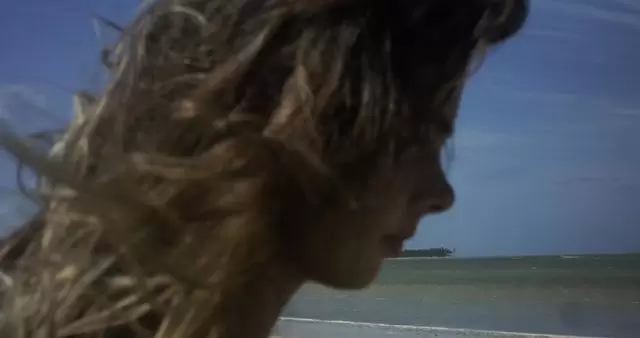 女孩的头发在风中飘扬视频素材插图