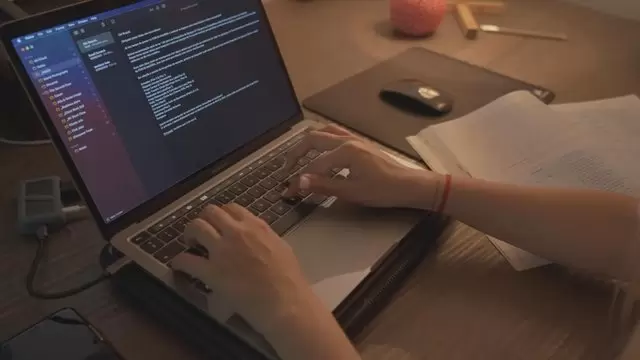 一名女性的手在笔记本电脑上打字视频素材插图