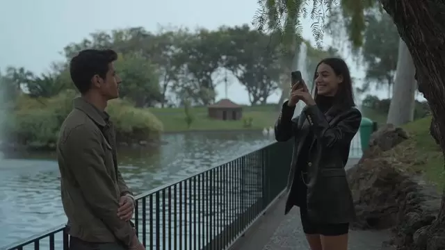 一个女孩给她的男朋友拍照视频素材插图