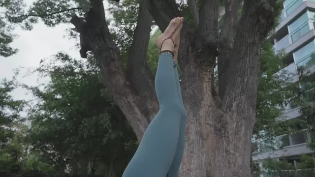 女孩做倒立膝盖在肘部瑜伽姿势视频素材插图