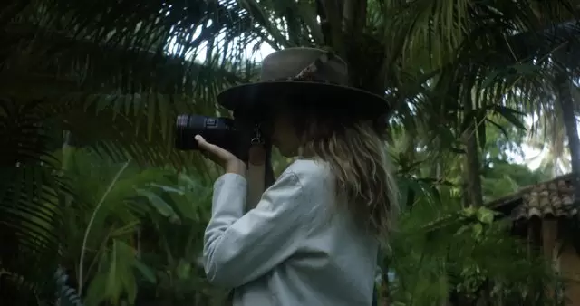 女人在丛林中拍照视频素材插图