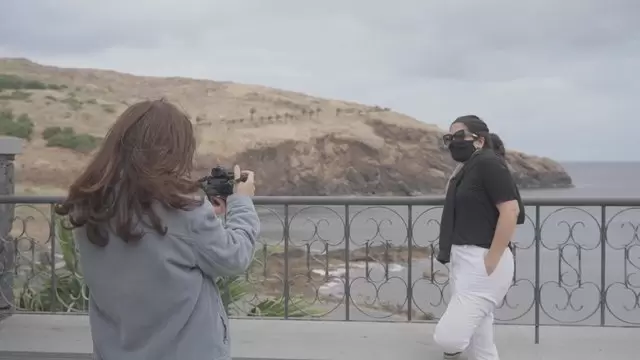两个朋友在海边拍照视频素材插图