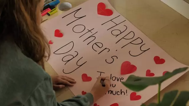 女孩创作母亲节海报视频素材插图