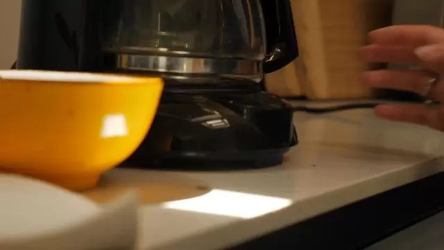 女人按下咖啡机上的电源按钮视频素材插图