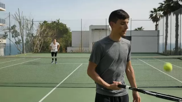 在球拍上弹跳网球运动视频素材插图