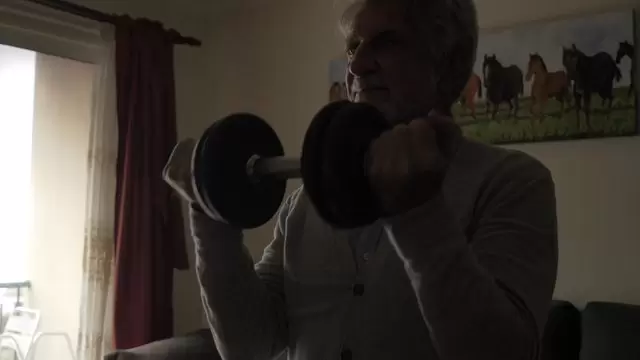 老人举重锻炼身体视频素材