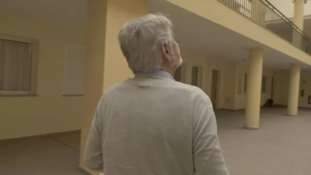 老人看着一栋大楼视频素材插图