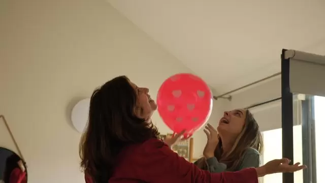 妈妈和女儿玩气球视频素材插图