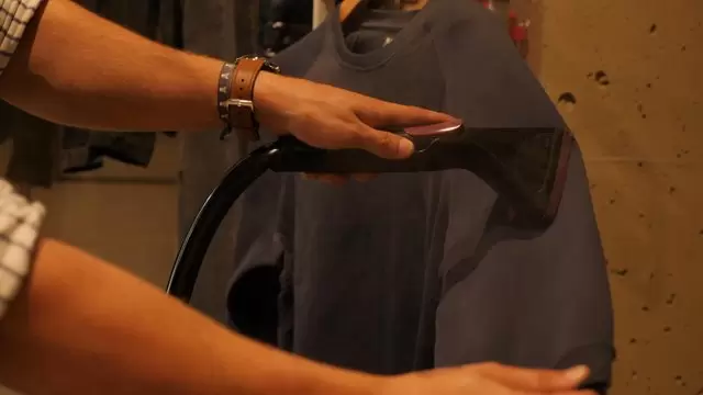 蒸汽熨斗熨烫毛衣视频素材插图