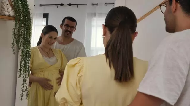 丈夫亲吻怀孕的妻子视频素材插图