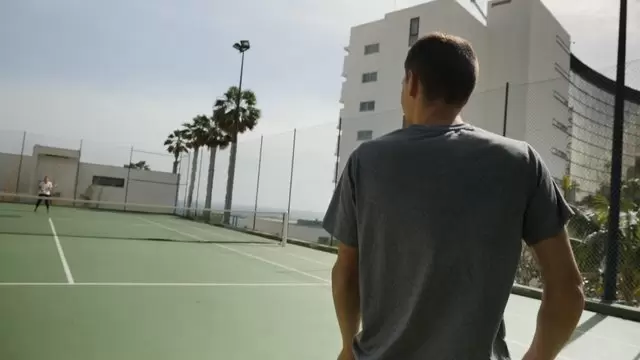 男子在网球比赛中服役视频素材插图