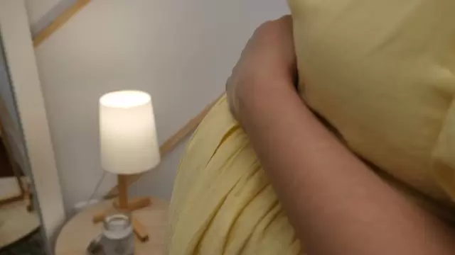 孕妇看着她的肚子视频素材插图