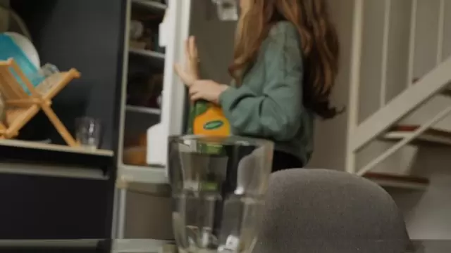 女孩将橙汁倒入玻璃杯中视频素材插图