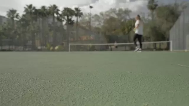 网球在球场上滚动视频素材插图