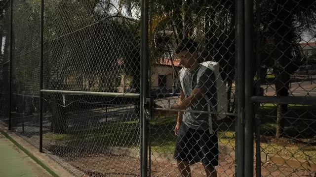 男子进入网球场视频素材插图