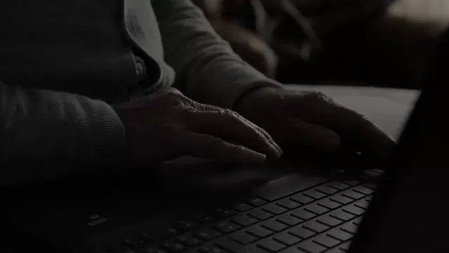 老人在笔记本电脑上使用触控板视频素材插图